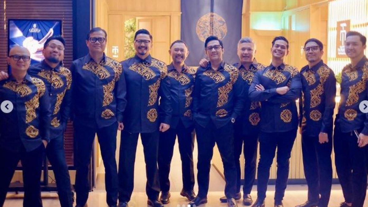 The Prediksi hadiri resepsi Nabila.