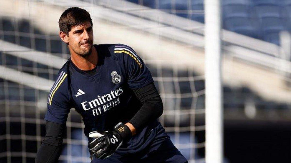 Thibaut Courtois dalam sesi latihan bersama Real Madrid di pramusim 2023-2024.