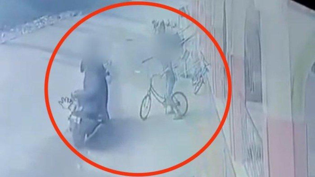 Tiga bocil terekam CCTV mengambil sepeda ontel di