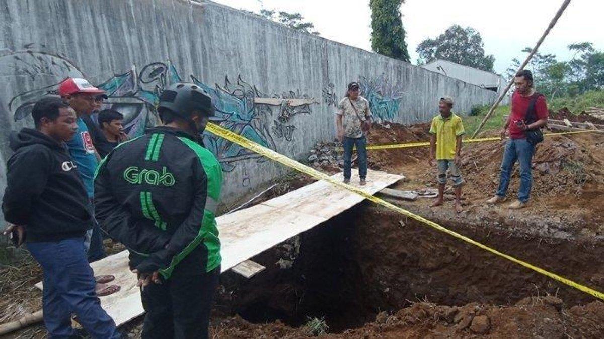 Tiga pekerja bangunan tertimbun tanah saat memperbaiki gorong-gorong (saluran air) di Dusun Banaran, Desa Kalierang, Kecamatan Selomerto, Wonosobo, Jawa Tengah sekira pukul 15.00 WIB.