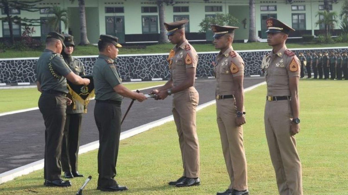 Tiga taruna Akmil terima penghargaan di lapangan Pancasila Akmil Magelang, Jumat (3/1/2020), setelah melakukan aksi penyelamatan penumpang speedboat yany kecelakaan di perairan Raja Ampat Papua.