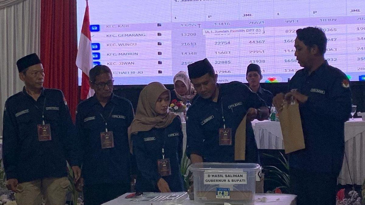 Tim PPK Kare membuka rekap suara untuk dibacakan hasilnya pada rapat pleno rekapitulasi pilkada serentak 2024 yang digelar KPU Kabupaten Madiun, Jawa Timur, Selasa (3/12/2024).