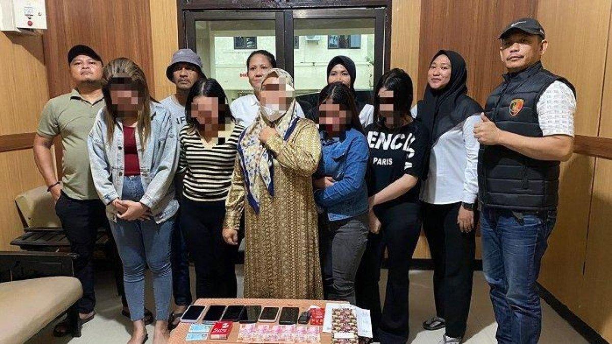 Tim Satuan Penegakkan Hukum Tindak Pidana Perdagangan Orang (TPPO) Polda Sultra menangkap seorang wanita berinisial DS (48) diduga berperan sebagai mucikari.