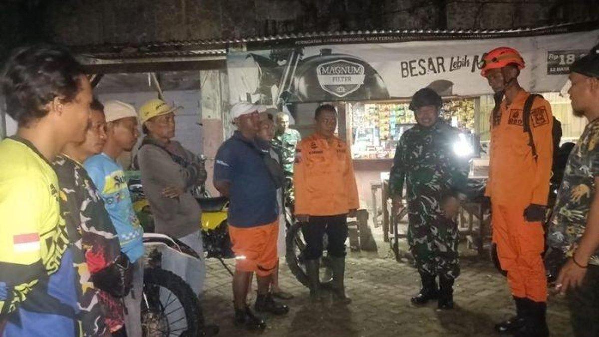 Tim gabungan diturunkan untuk mencari tentara Amerika yang hilang di tengah hutan Desa Karanganyar, Kecamatan Klari, Kabupaten Karawang, Senin (22/4/2024) malam.