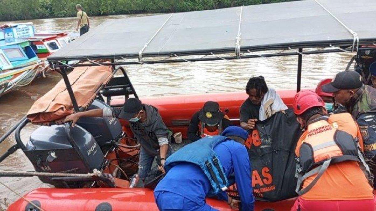 Tim gabungan saat mengevakuasi dua jenazah korban tabrakan speedboat melawan perahu getek di Banyuasin, Senin (5/2/2024).