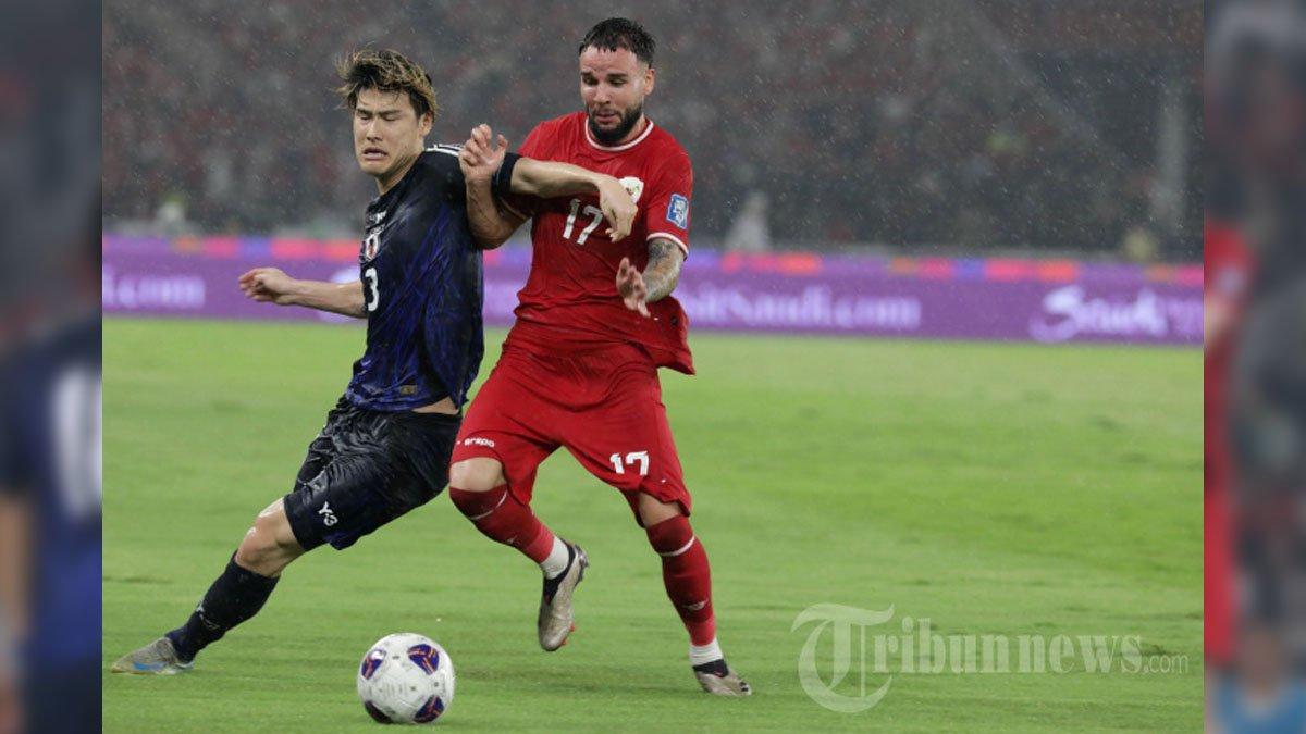 INDONESIA VS JEPANG - Pesepak bola Timnas Indonesia Calvin Verdonk berebut bola dengan pesepak bola Timnas Jepang dalam laga Grup C Babak Ketiga Kualifikasi Piala Dunia 2026 di Stadion Utama Gelora Bung Karno, Senayan, Jakarta, Jumat (15/11/2024).