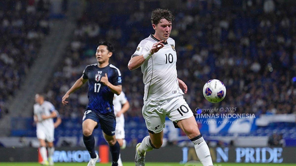 INDONESIA VS JEPANG - Pesepak bola Timnas Indonesia, Ole Romeny (kanan) membawa bola melewati pesepak bola Jepang pada pertandingan terakhir Grup C Ronde 3 Kualifikasi Piala Dunia 2026 di Suita City Football Stadium, Suita, Selasa (10/6/2025). Timnas Indonesia harus mengakui keunggulan Jepang setelah kalah telak dengan skor 0-6