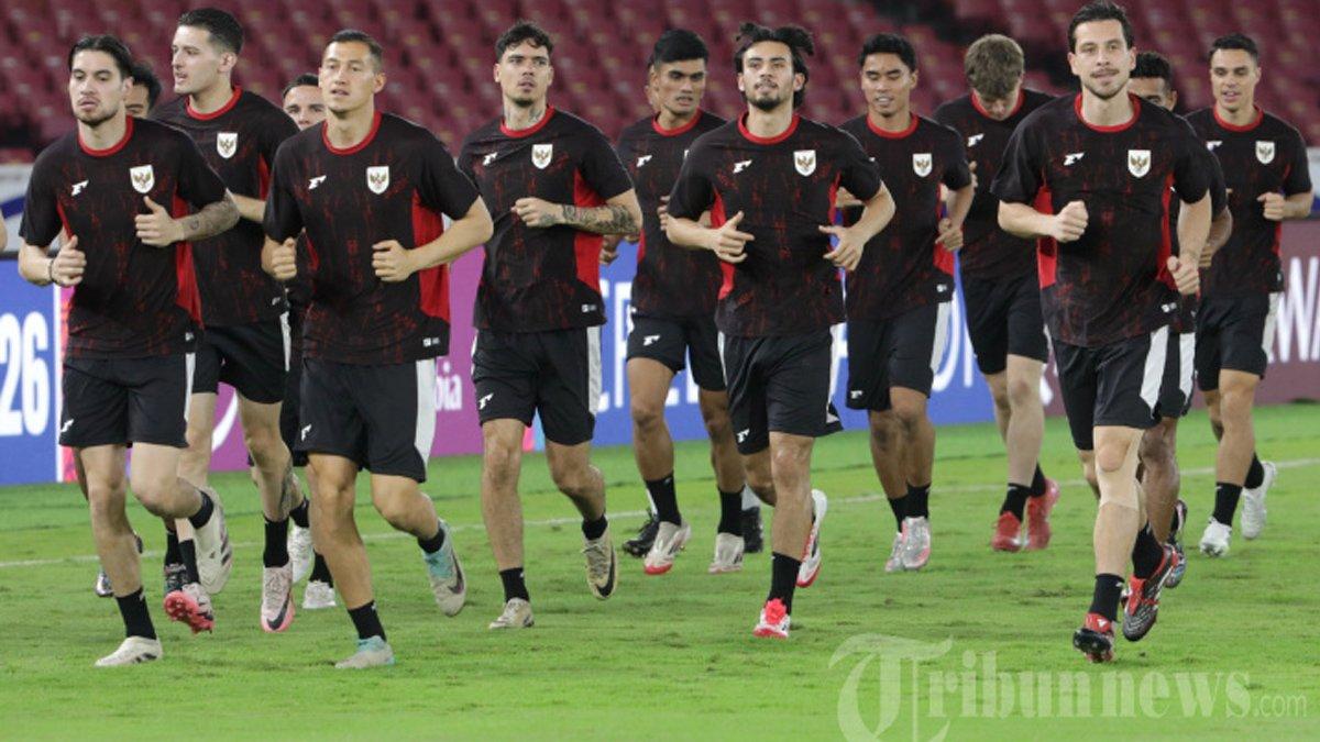LATIHAN TIMNAS - Pesepakbola Timnas Indonesia melakukan latihan jelang pertandingan Timnas Indonesia melawan Bahrain dalam babak kualifikasi Piala Dunia 2026 Zona Asia di Stadion Utama Gelora Bung Karno, Senayan, Jakarta, Senin (24/3/2025).