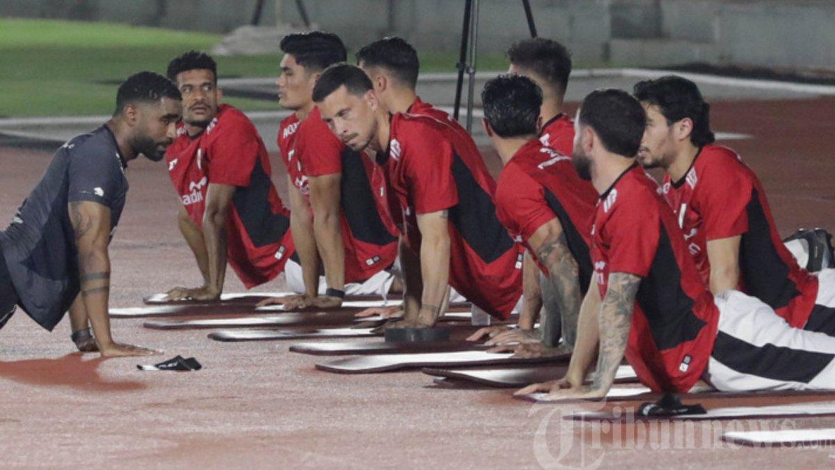 LATIHAN TIMNAS - Sejumlah pesepak bola Timnas Indonesia melakukan sesi latihan di Stadion Madya, Kompleks Gelora Bung Karno, Senayan, Jakarta, Senin (2/6/2025). Latihan tersebut untuk persiapan menghadapi China pada pertandingan Kualifikasi Piala Dunia 2026 Zona Asia.