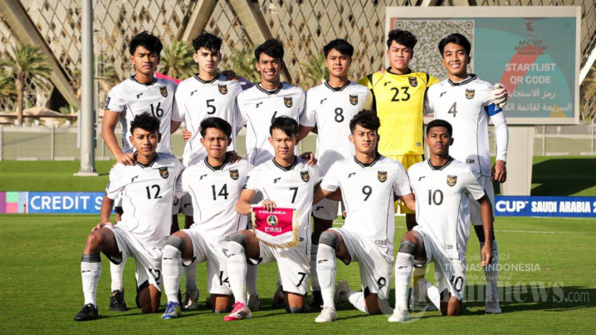 KALAH TELAK - Pesepak bola Timnas U-17 Indonesia foto bersama sebelum melawan Timnas U-17 Korea Utara pada pertandingan perempat final Piala Asia U-17 di King Abdullah Sports City Hall Stadium, Jeddah, Arab Saudi, Senin (14/4/2025) malam WIB. Timnas U-17 Indonesia gagal melaju ke semifinal usai digilas Korea Utara 6-0.