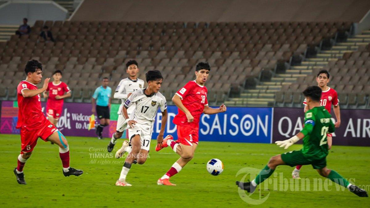 JUARA GRUP - Pesepak bola Timnas U-17 Indonesia saat melawan Timnas U-17 Afghanistan pada pertandingan Grup C Piala Asia U-17 di Stadion Prince Abdullah Al Faisal, Jeddah, Arab Saudi, Jumat (11/4/2025) dini hari WIB. Timnas U-17 Indonesia berhasil menyegel status juara grup setelah mengalahkan Afghanistan dengan skor 2-0.