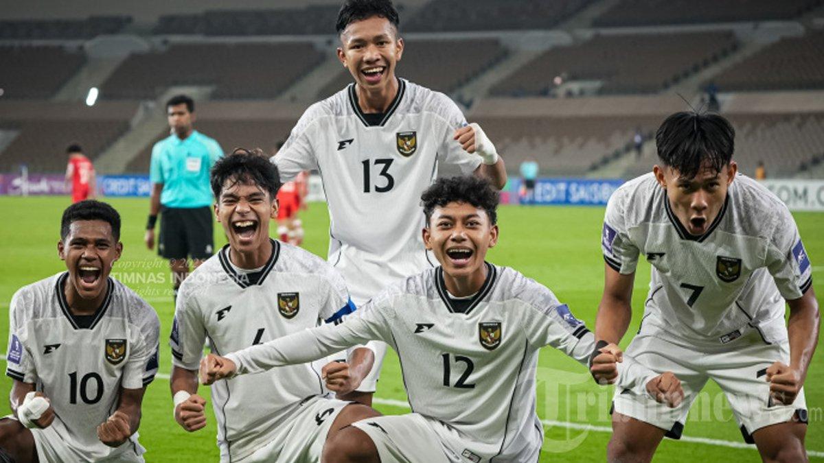 JUARA GRUP - Pesepak bola Timnas U-17 Indonesia selebrasi usai mencetak gol ke gawang Timnas U-17 Afghanistan pada pertandingan Grup C Piala Asia U-17 di Stadion Prince Abdullah Al Faisal, Jeddah, Arab Saudi, Jumat (11/4/2025) dini hari WIB. Timnas U-17 Indonesia berhasil menyegel status juara grup setelah mengalahkan Afghanistan dengan skor 2-0.