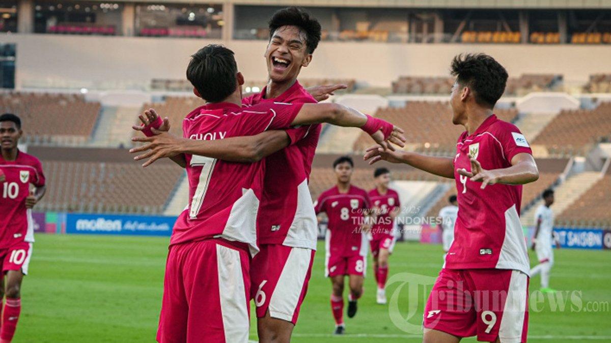LOLOS PIALA DUNIA - Pesepak bola Timnas U-17 Indonesia selebrasi saat melawan Timnas U-17 Yaman pada pertandingan kedua Grup C Piala Asia U-17 di Stadion Prince Abdullah Al-Faisal, Jeddah, Senin (7/4/2025) malam WIB. Timnas U-17 Indonesia berhasil menggulung Yaman dengan skor 4-1 sehingga lolos ke Piala Dunia U-17 2025