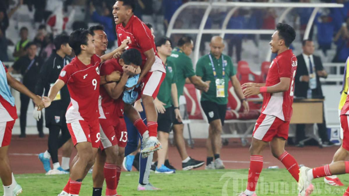 FINAL PIALA AFF U23 - Luapan kegembiraan pesepak bola Timnas U-23 Indonesia setelah mengalahkan Timnas Thailand pada semifinal Piala AFF U-23 di Stadion Utama Gelora Bung Karno (SUGBK), Jakarta, Jumat (25/7/2025). Timnas U23 Indonesia berhasil mengalahkan Thailand dengan skor 7-6 lewat adu penalti usai bermain imbang 1-1 pada waktu normal. Foto diambil menggunakan kamera Canon EOS R1 dengan lensa RF 100-500mm.