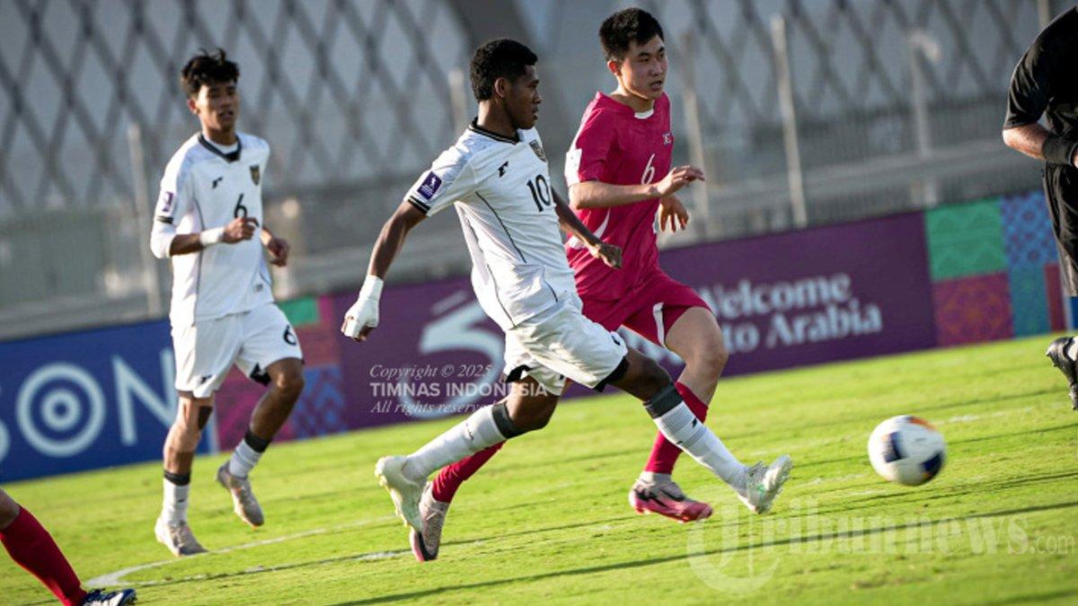 KALAH TELAK - Pesepak bola Timnas U-17 Indonesia (dua kanan) berebut bola dengan pesepak bola Timnas U-17 Korea Utara pada pertandingan perempat final Piala Asia U-17 di King Abdullah Sports City Hall Stadium, Jeddah, Arab Saudi, Senin (14/4/2025) malam WIB. Timnas U-17 Indonesia gagal melaju ke semifinal usai digilas Korea Utara 6-0.
