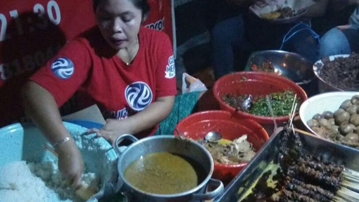KULINER YOGYAKARTA - Tinah, perintis Gudeg Mercon di Yogyakarta, Sabtu (21/4/2018)
