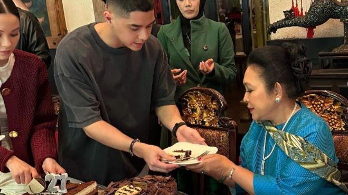 Titiek Soeharto diberi potongan kue
