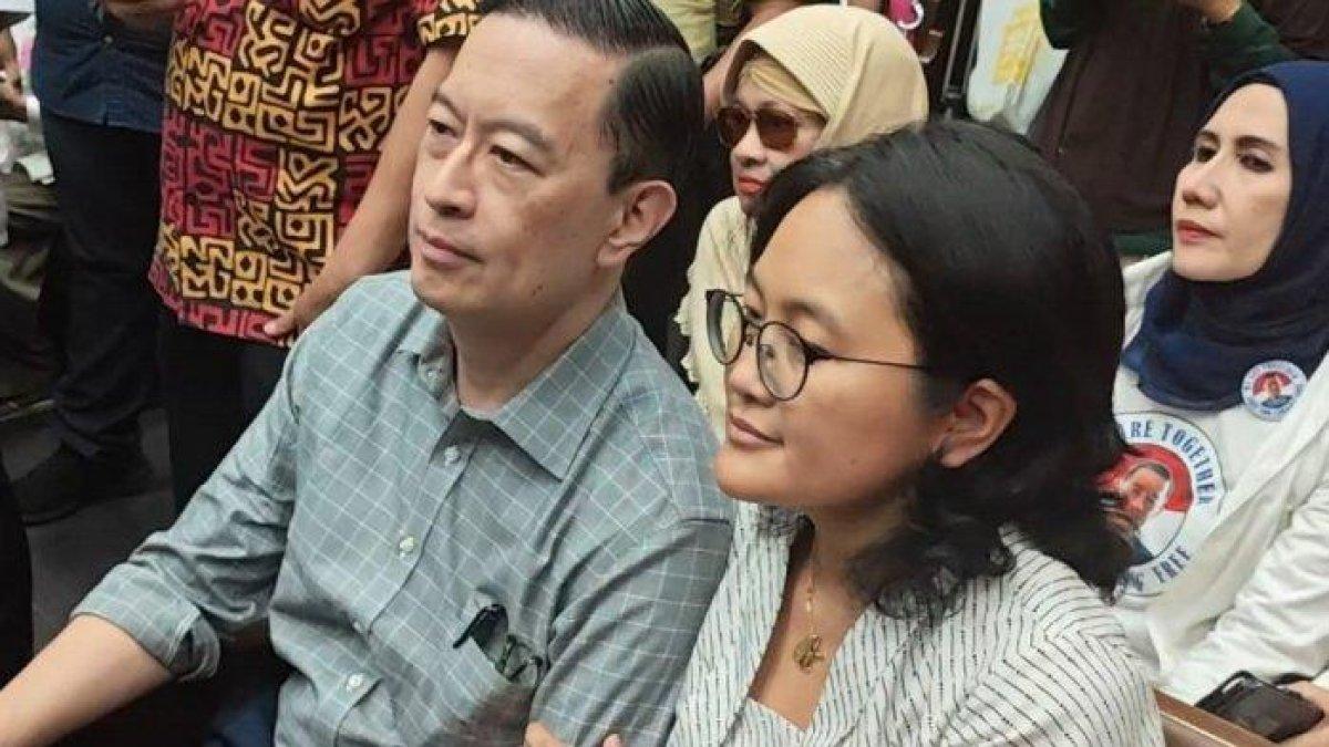 SIDANG TOM LEMBONG - Tom Lembong dan istrinya Franciska Wihardja saat sidang tuntutan kasus dugaan korupsi importasi gula, di PN Tipikor Jakarta, Jumat (4/7/2025). Berikut sosok Franciska Wihardja yang memberikan dukungan ke suaminya, Tom Lembong.