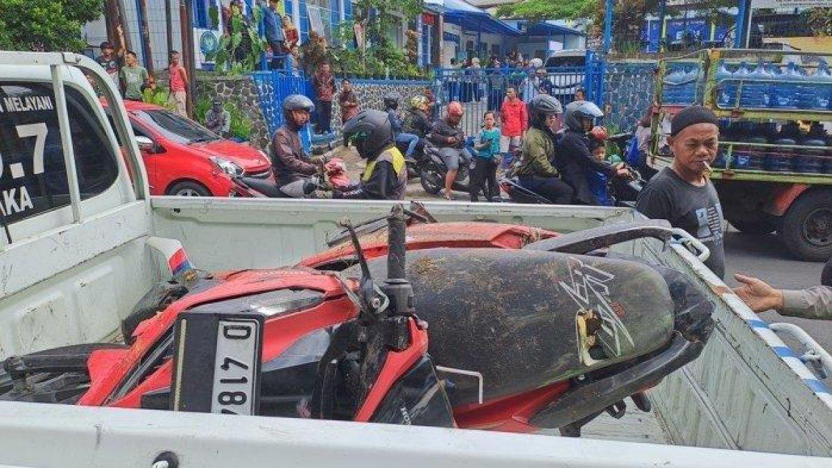 Motor yang terlibat dalam tabrak lari di jalan RA Kosasih, Sukabumi, Kamis (30/11/2023). Total ada 8 kendaraan yang ditabrak Daihatsu Ayla.