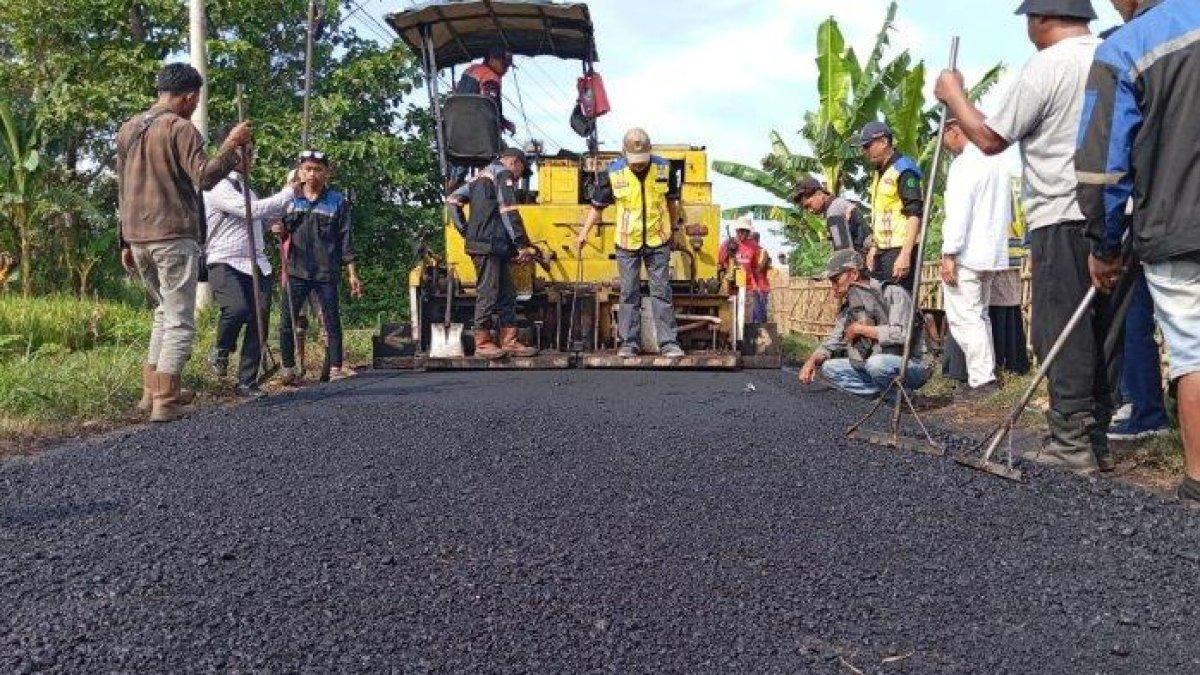 PROGRAM BUPATI BONDOWOSO - Trial pengaspalan dihadiri Bupati Abdul Hamid Wahid yang dilakukan di jalan Desa Rambankulon, Kecamatan Cermee, Bondowoso pada Senin (9/6/2025).