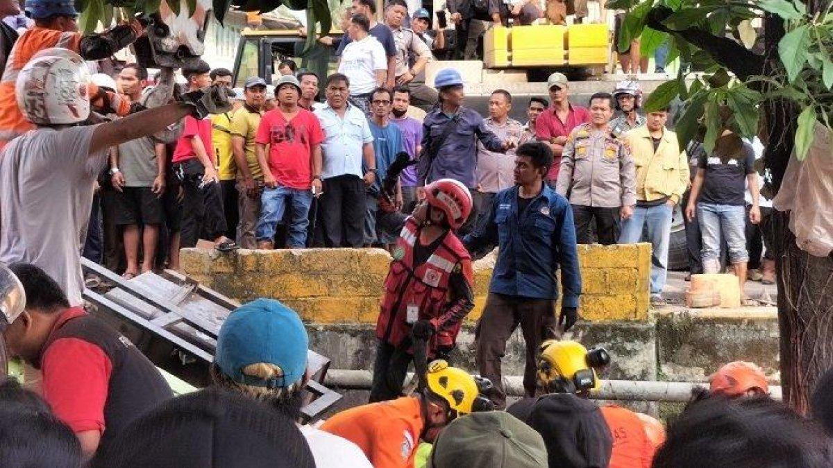 Truk bermuatan batu bara terguling di Padang setelah menghantam warung dan apotek