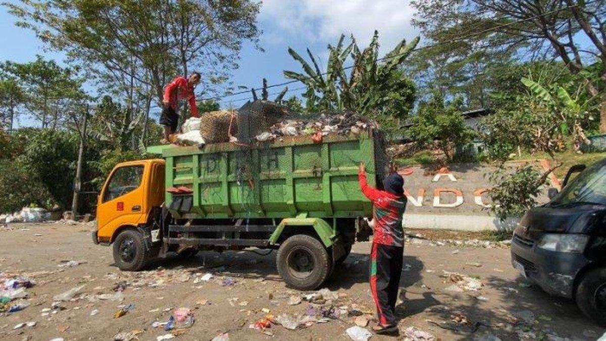 PROGRAM BUPATI SEMARANG - Truk sampah tiba TPA Blondo, Kecamatan Bawen, Kabupaten Semarang, Rabu (17/7/2024) siang. Penimbunan sampah di sana dinilai semakin mengkhawatirkan.