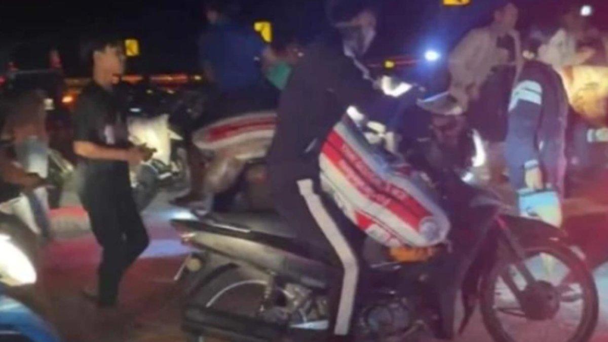 Truk terguling, muatan beras dijarah warga di saat sopir dan kenek sekarat terjepit badan truk.