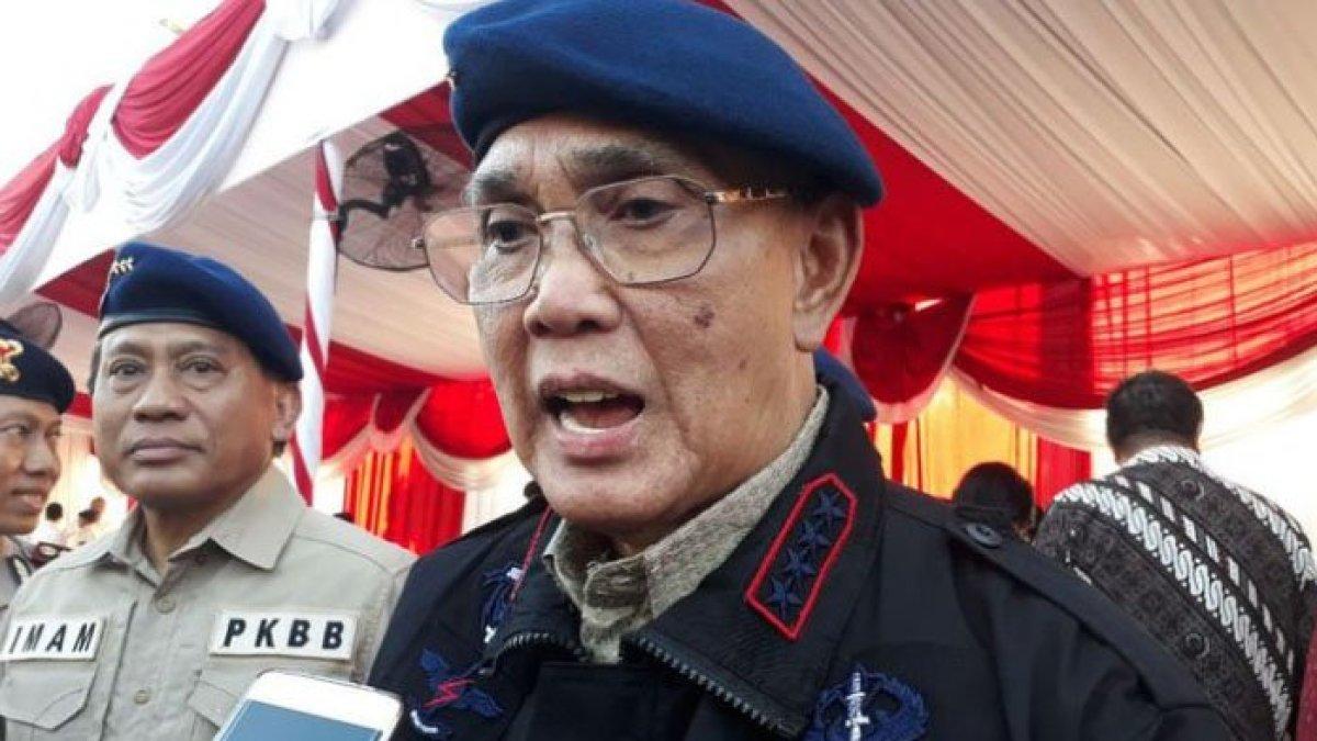 DUKUNG PENCOPOTAN GIBRAN - Jenderal TNI (Pur) Try Sutrisno seusai acara upacara warga kehormatan Korp Brigade Mobil (Brimob), yang berlangsung di Monumen Perjuangan Polri, Jl. Raya Darmo, Surabaya, Senin (20/8/2018) silam. Try Sutrisno mendukung pencopotan Gibran sebagai Wakil Presiden.