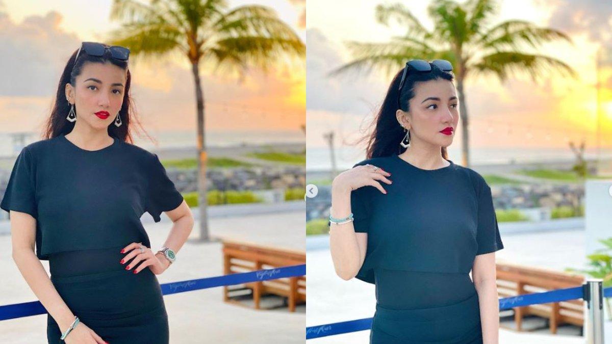 Tsania Marwa berpose di depan pantai