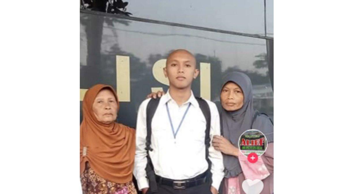 Tukang bakso jadi polisi.