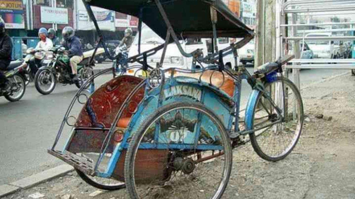 Tukang becak yang secara penghasilan nominal rupiah kurang punya cara yang luar biasa cerdas untuk tidak menyia-nyiakan waktunya beribadah.