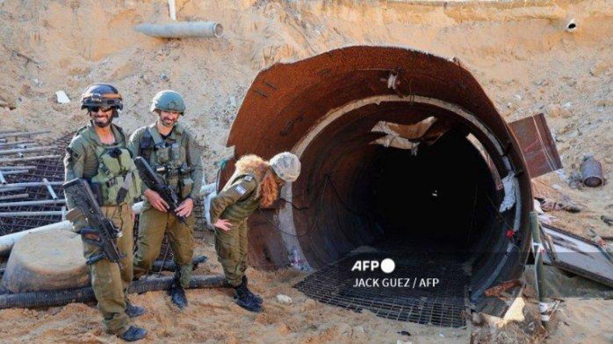 Dalam gambar yang diambil selama tur media yang diselenggarakan oleh militer Israel pada 15 Desember 2023, jurnalis mengunjungi terowongan yang dilaporkan digunakan Hamas untuk menyerang Israel melalui penyeberangan perbatasan Erez pada 7 Oktober.