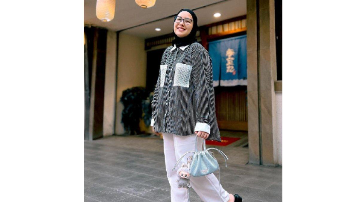 Tya Ariestya dengan boneka Labubu miliknya