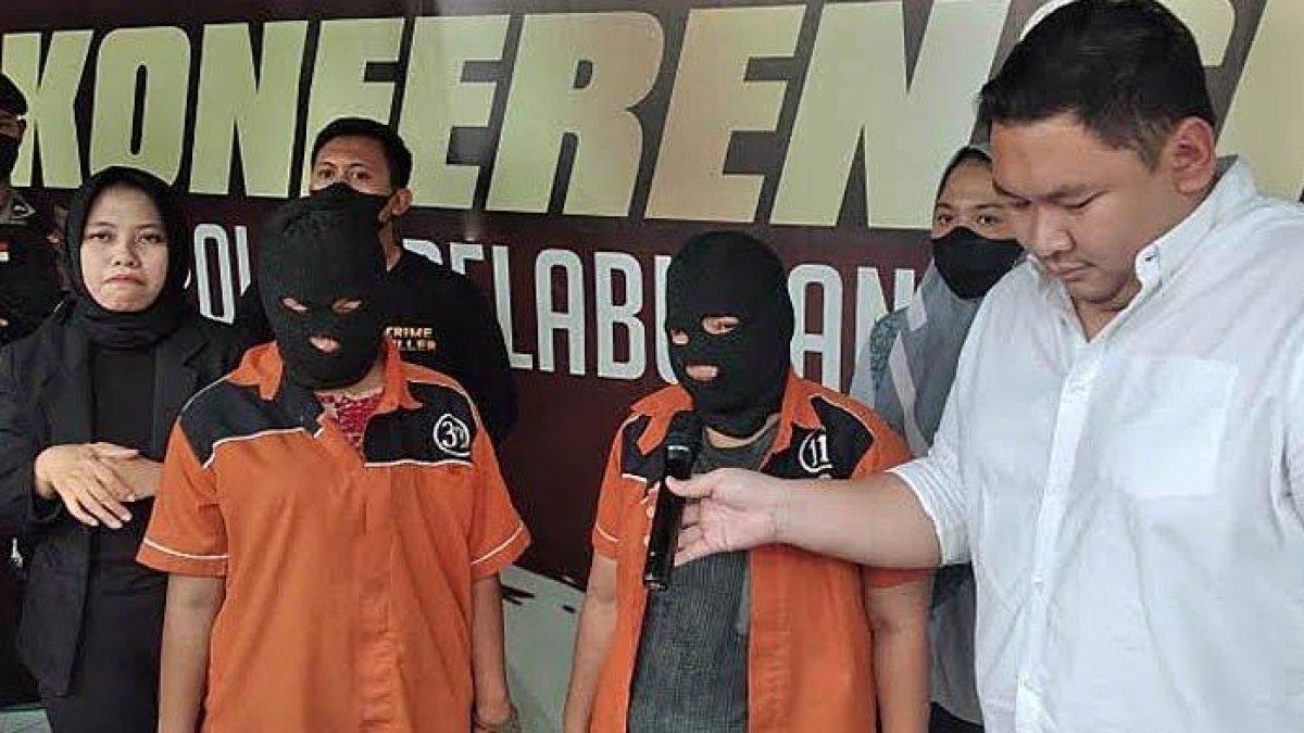 Kasat Reskrim Polres Pelabuhan Tanjung Perak AKP Arief Ryzki Wicaksana (baju putih) saat bertanya kepada U, ibu kandung korban terkait motif penganiayaan kepada anaknya yang dibawah umur di depan awak media dalam press release di Polres Pelabuhan Tanjung Perak, Kamis (24/11/2022).