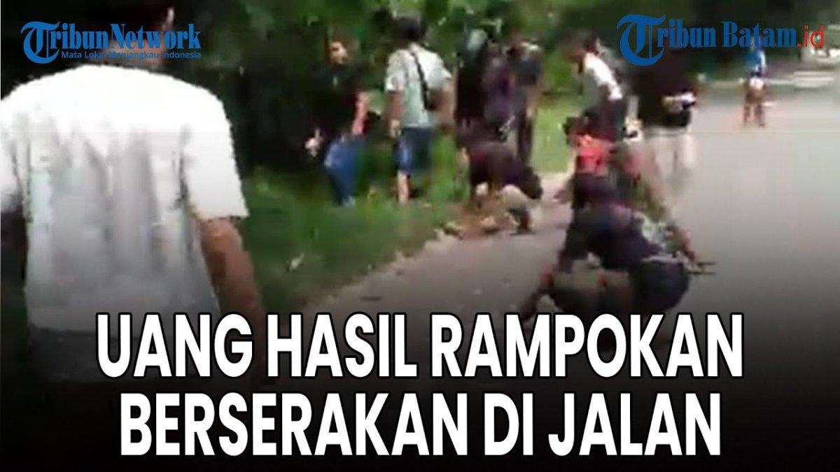 Uang Hasil Rampokan Berhamburan di Jalan