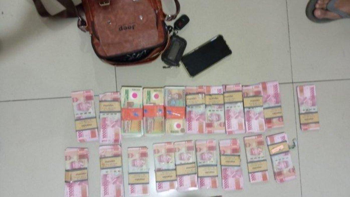 Uang palsu yang berada di dalam peti milik orang yang mengaku sebagai dukun pengganda uang.