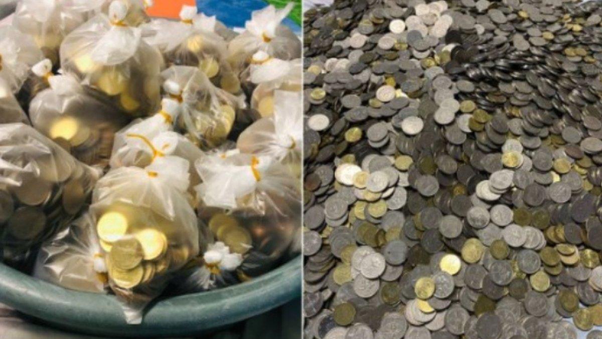 Uang tabungan dimasukan ke dalam plastik dan ditukarkan ke bank