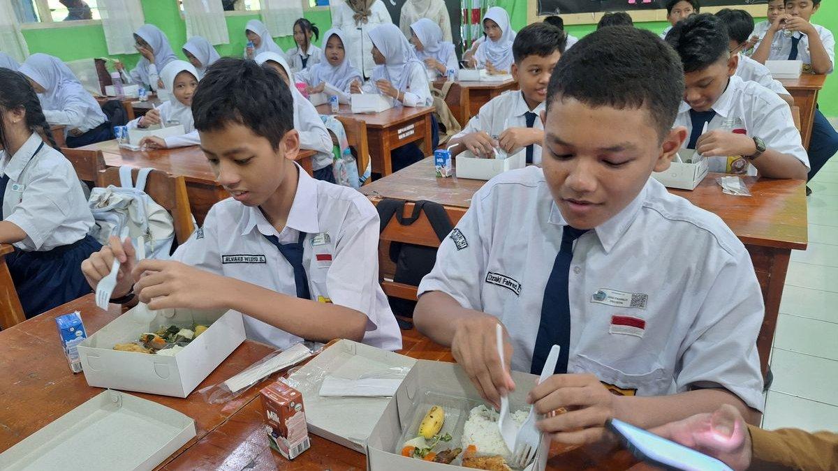 MAKAN BERGIZI - Uji coba makan bergizi gratis di SMPN 161 Jakarta, Kamis (19/9/2024). Makan bergizi gratis jadi bansos unggulan.