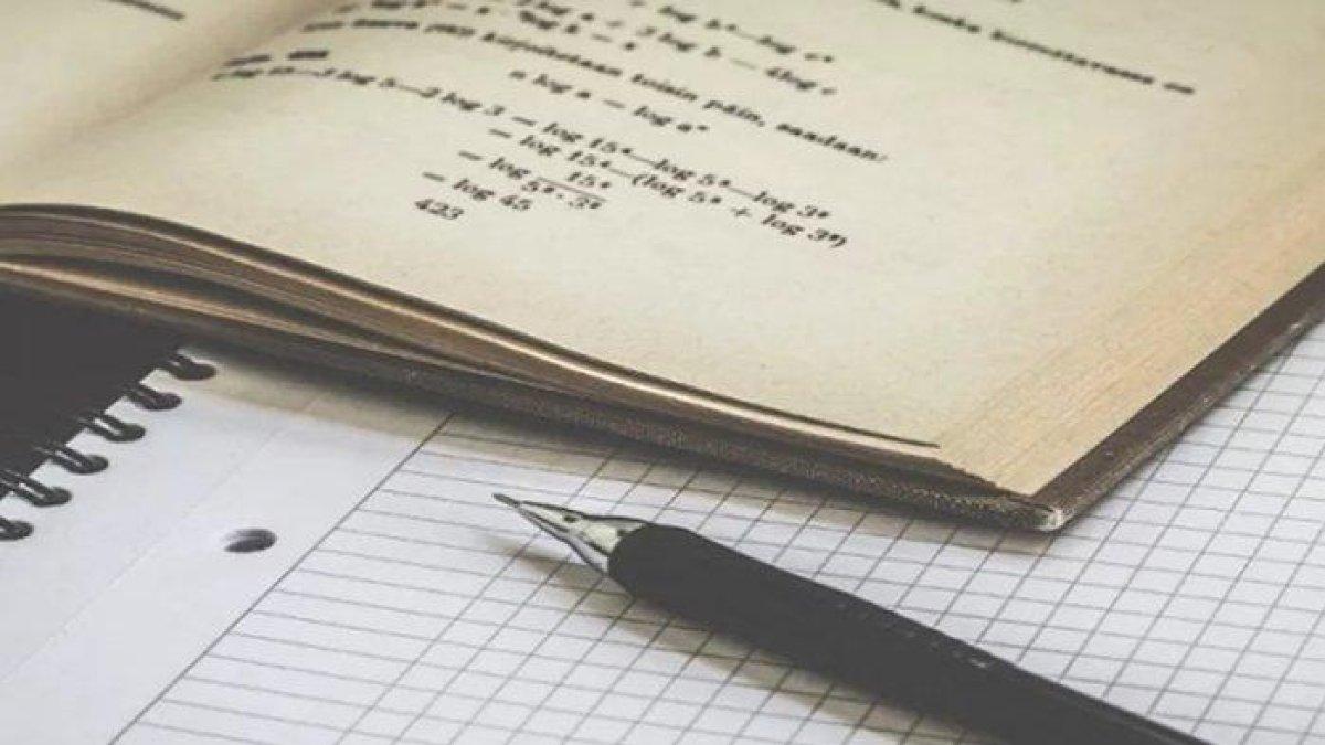 Jawaban soal 'Apa itu institutionalization dalam lembaga sosial?' yang tersaji dalam IPS Kelas 10 Tema 02 Sub Materi Lembaga Sosial.