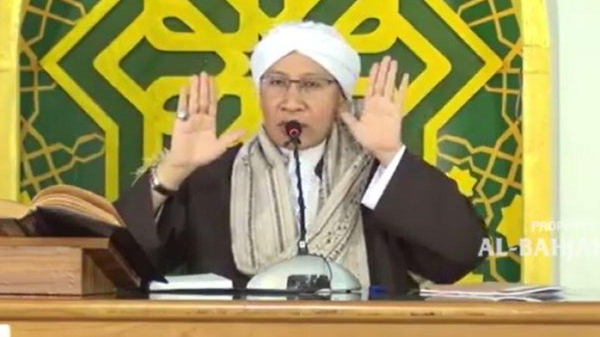 Ulama Buya Yahya menjelaskan tentang sunah mengangkat tangan saat selepas bangun dari sujud, apakah harus mengangkat tangan lagi atau tidak.