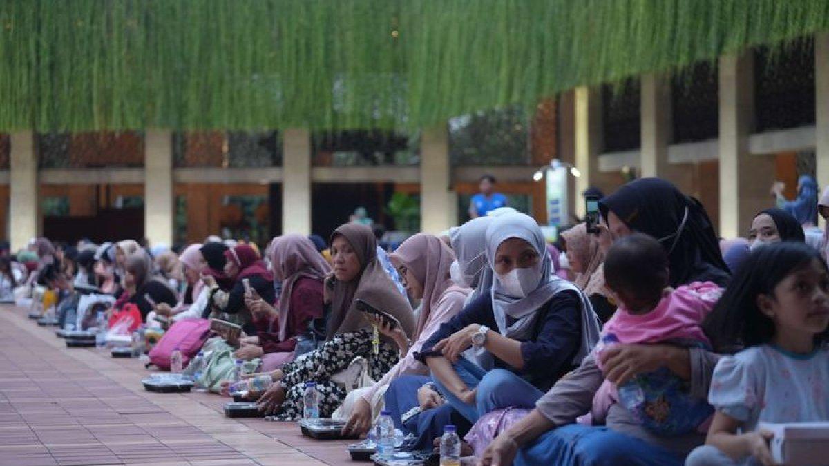 Umat Muslim sedang menunggu waktu berbuka puasa di Masjid Istiqlal, Jakarta, Senin (3/3/2025). Masjid Istiqlal menyediakan makanan gratis untuk diberikan kepada warga selama bulan Ramadhan