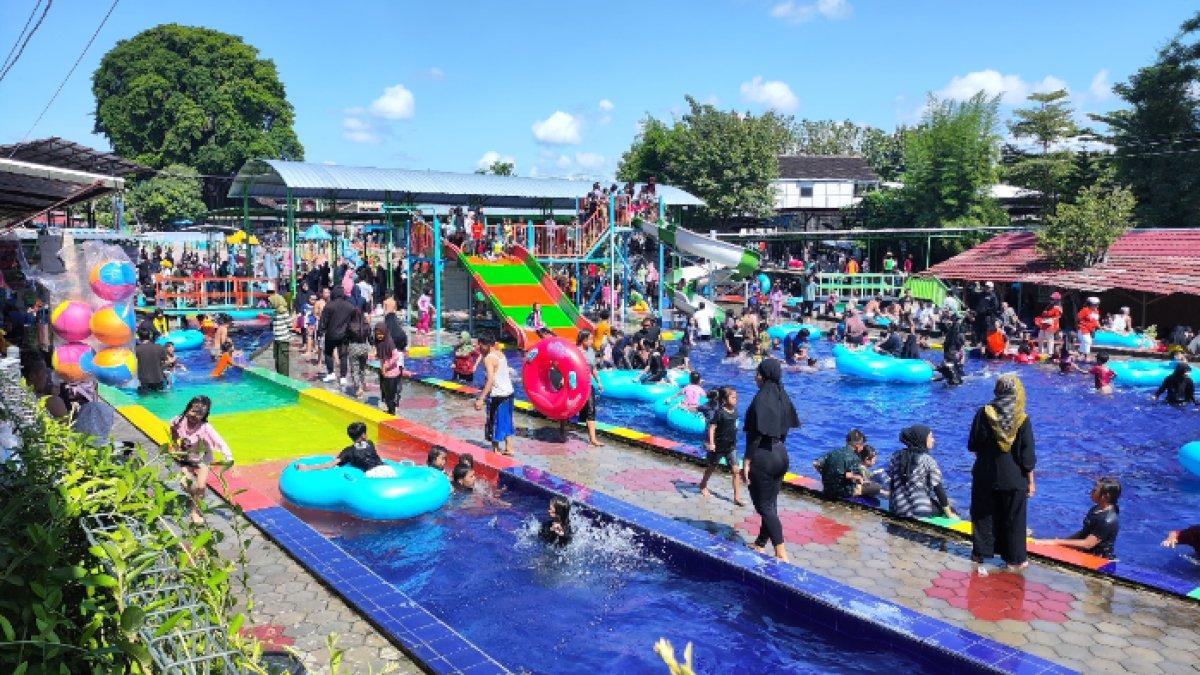 Umbul Pelem di Desa Wunut, Kecamatan Tulung, Klaten pada momen libur Lebaran 2024.