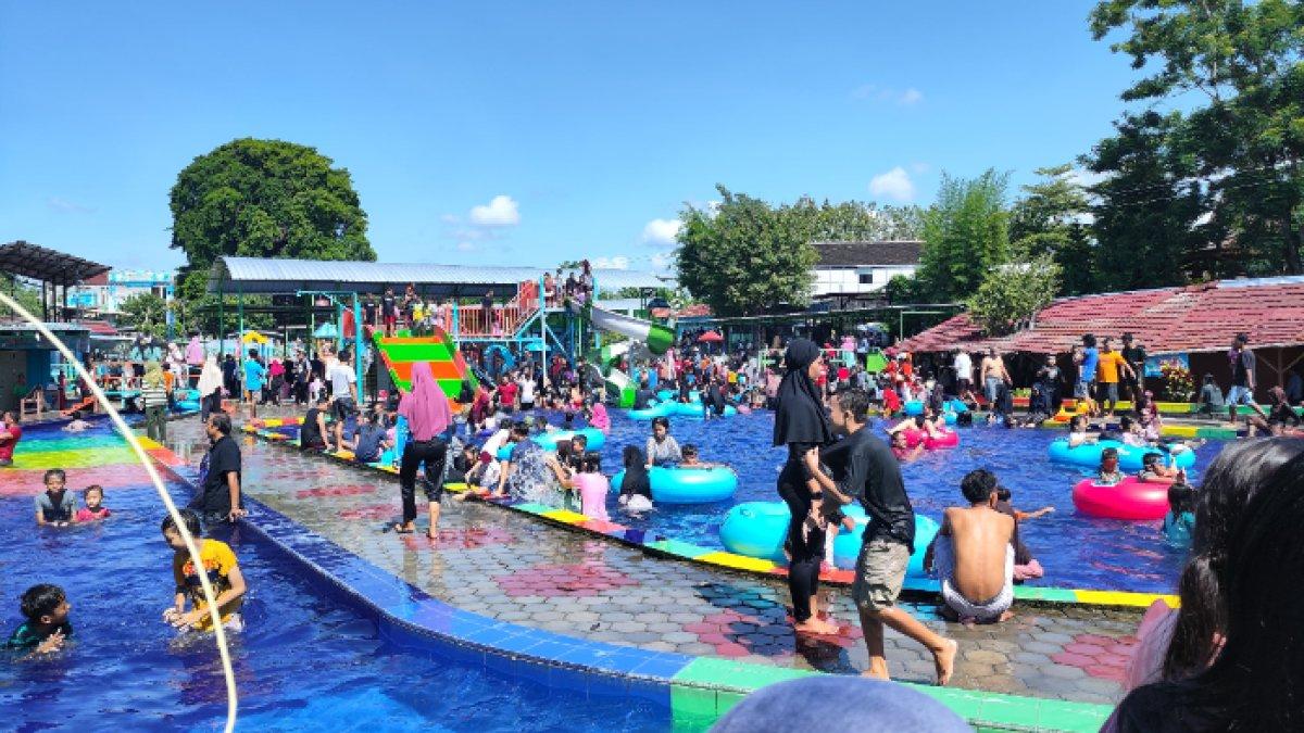Umbul Pelem di Desa Wunut, Kecamatan Tulung, Klaten pada momen libur Lebaran 2024.