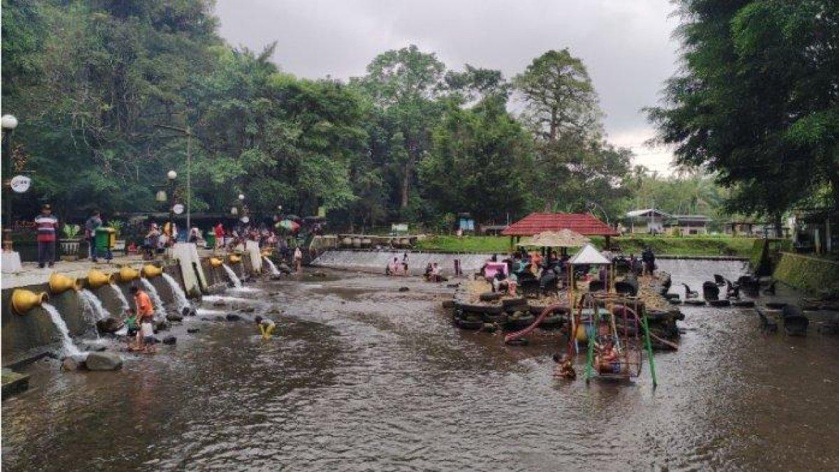 WISATA ALAM - Suasana wisata Umbul Senjoyo yang berada di Tegalwaton Kecamatan Tengaran Kabupaten Semarang, Senin (23/1/2023). Umbul Senjoyo lekat dengan legenda Jaka Tingkir.