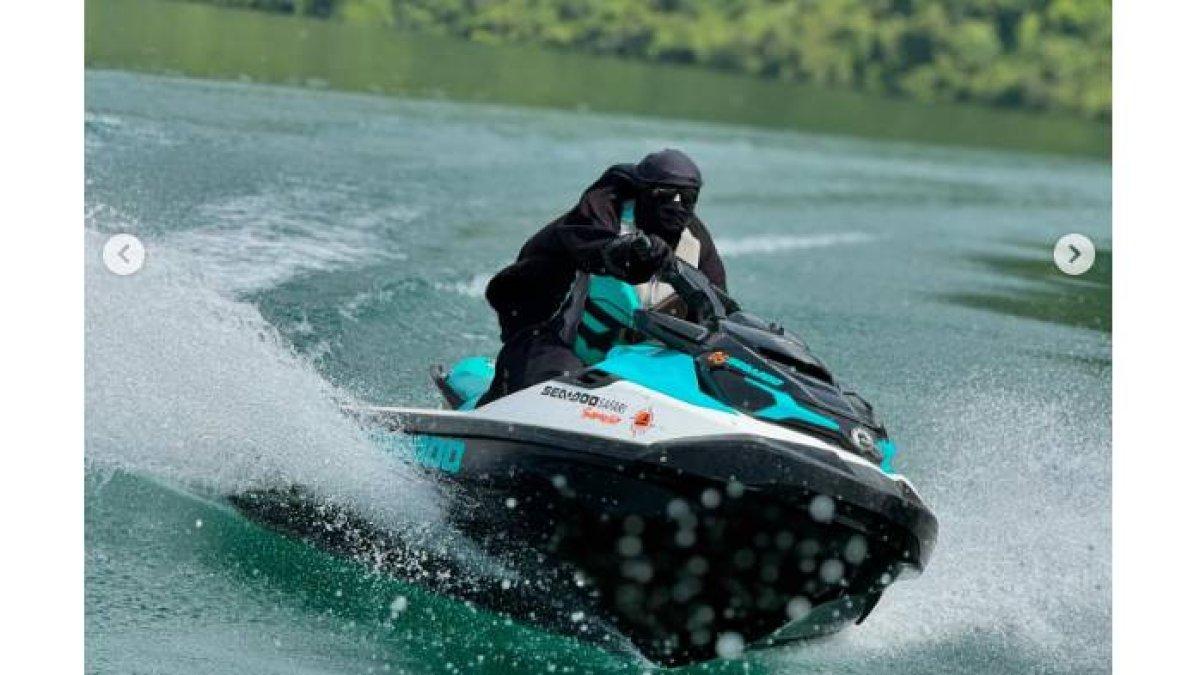 Umi Pipik naik jetski