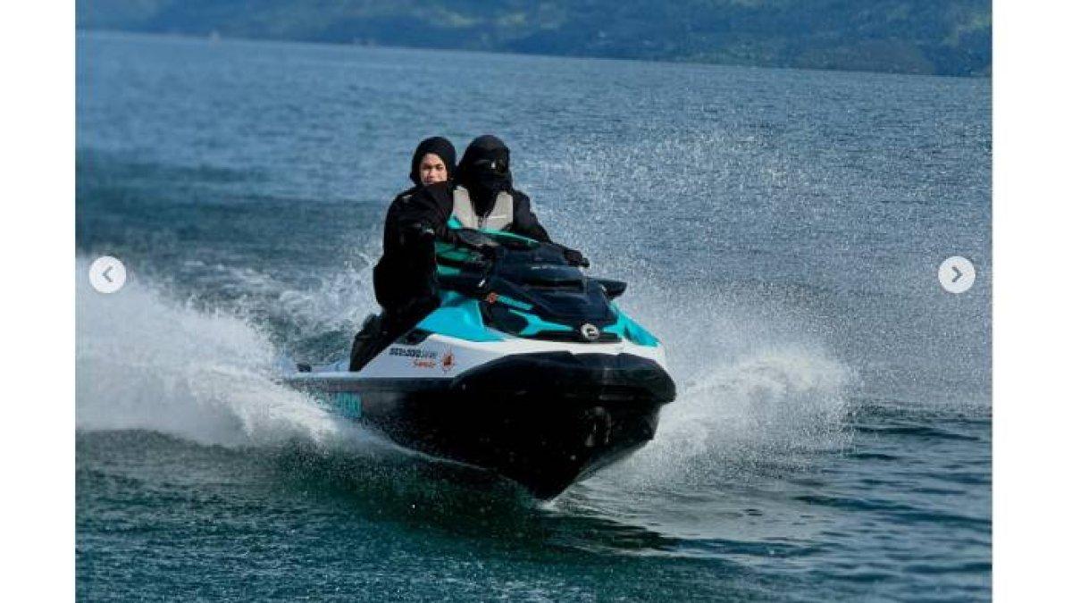Umi Pipik naik jetski