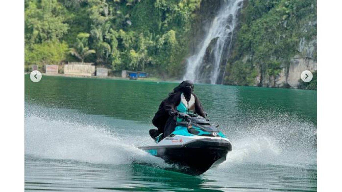 Umi Pipik naik jetski