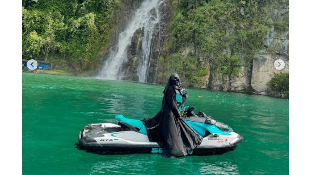 Umi Pipik naik jetski