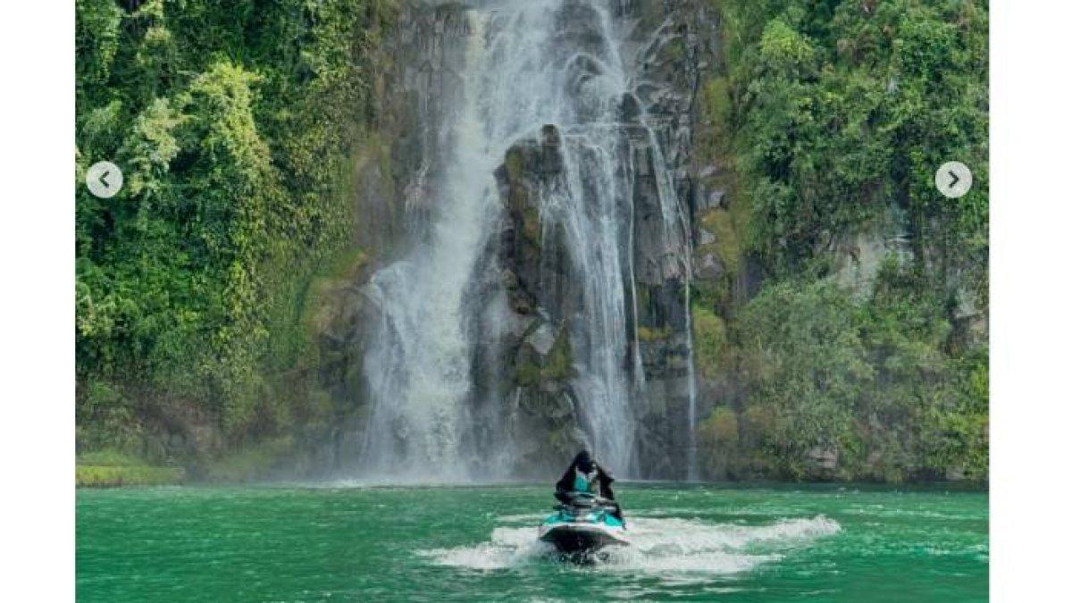 Umi Pipik naik jetski