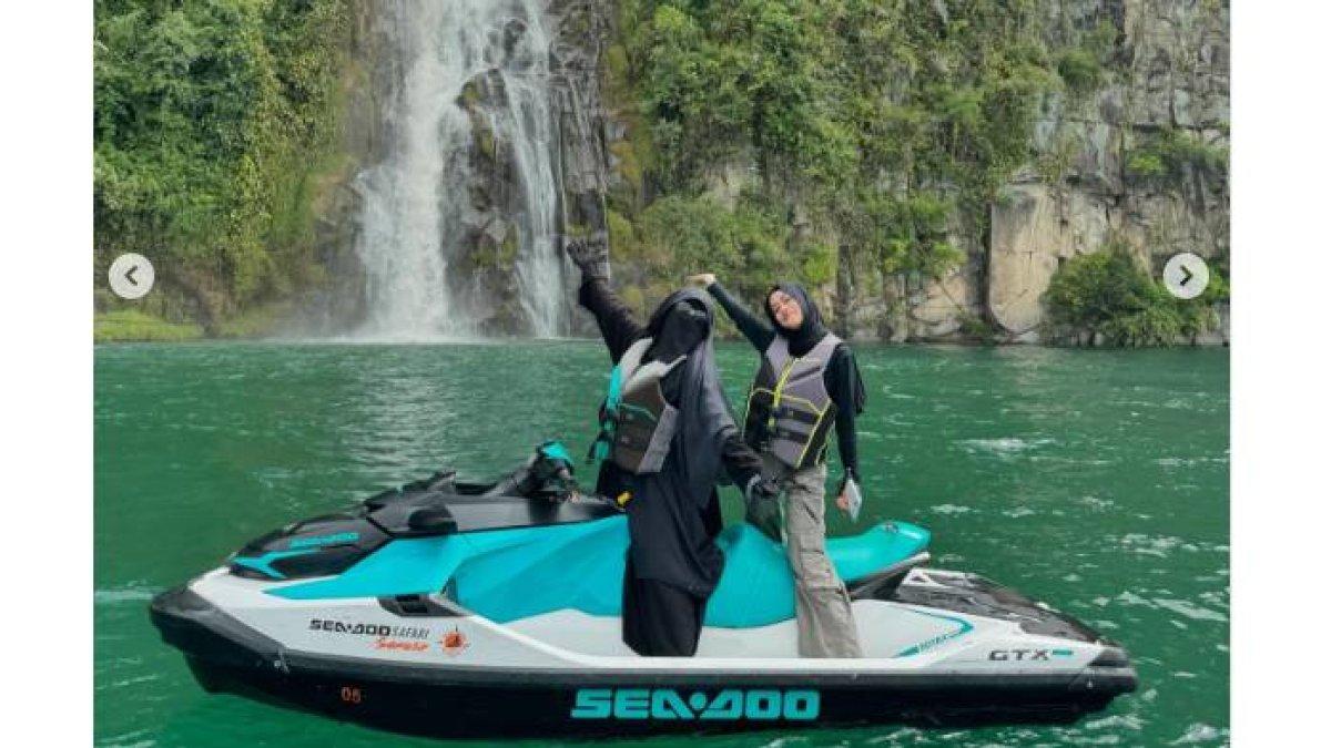 Umi Pipik naik jetski